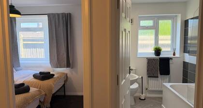 Gatwick 2 Bed Flat Private Parking