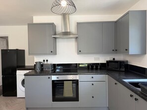 Fridge, microwave, oven, stovetop - Gatwick 2 Bed Flat Private Parking (Grasmere)