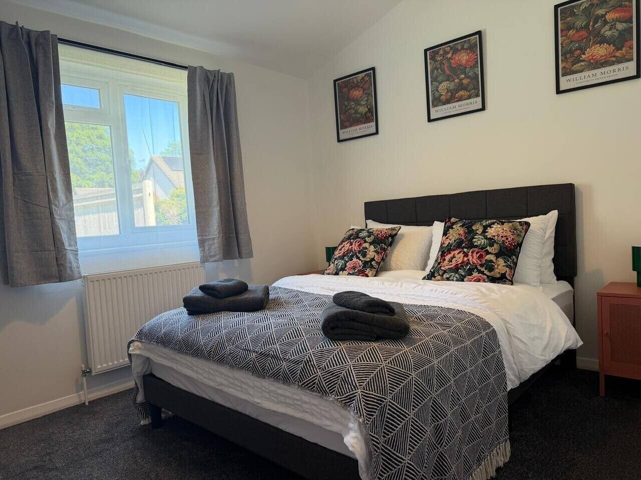 Desk, iron/ironing board, WiFi, bed sheets