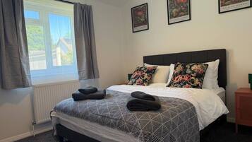 Desk, iron/ironing board, WiFi, bed sheets