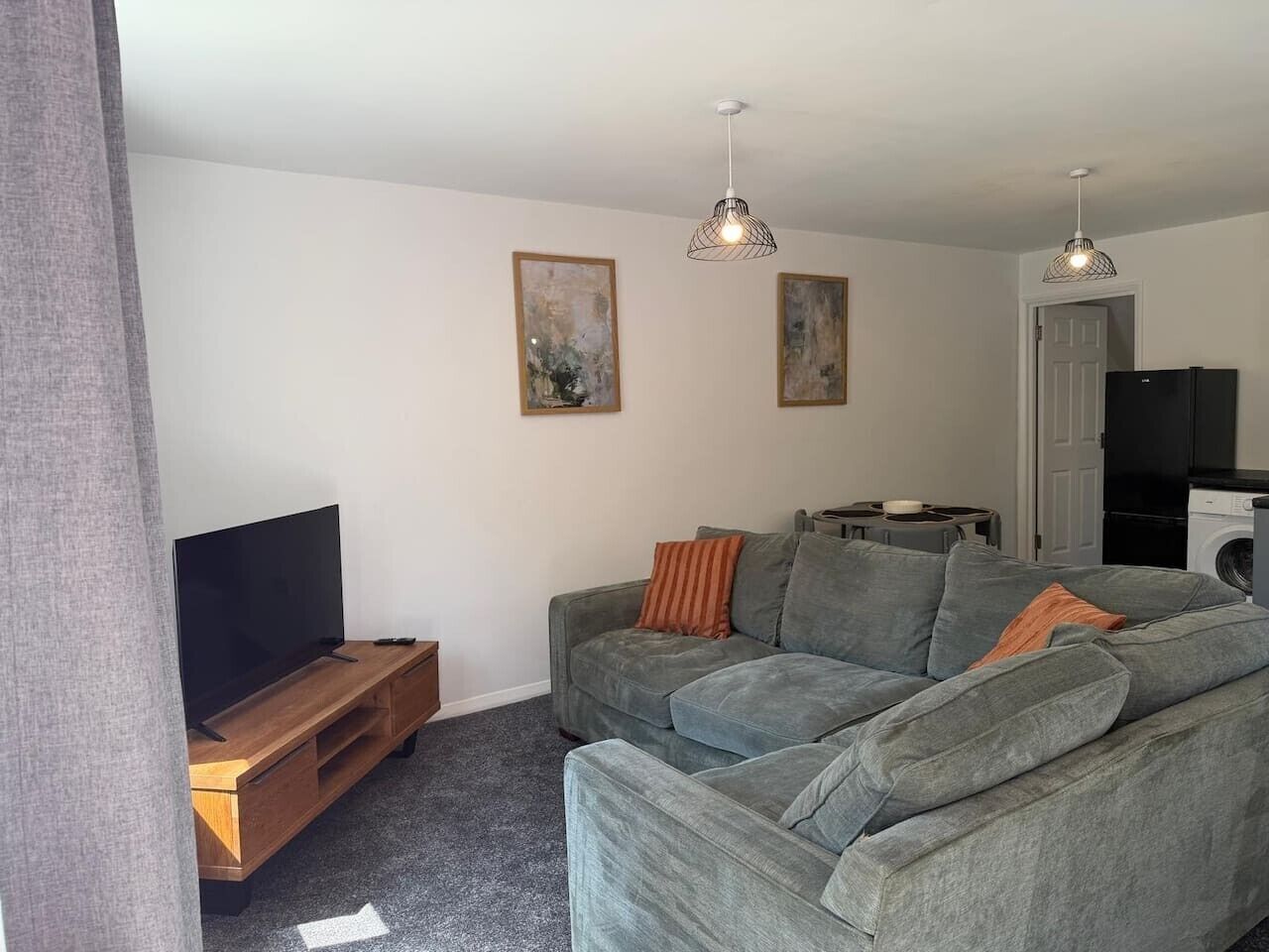 Gatwick 2 Bed Flat Private Parking - Redhill