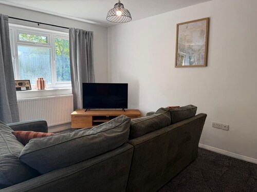 Gatwick 2 Bed Flat Private Parking