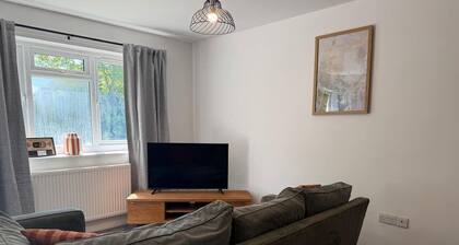 Gatwick 2 Bed Flat Private Parking