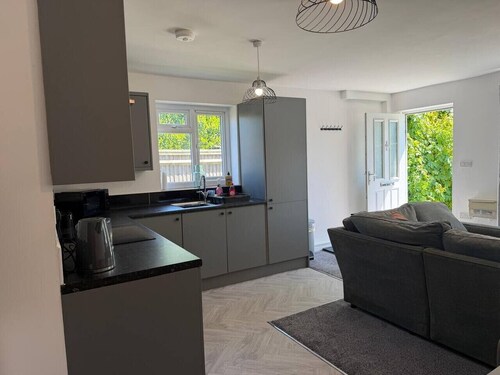 Gatwick 2 Bed Flat Private Parking