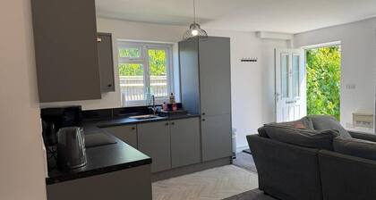 Gatwick 2 Bed Flat Private Parking