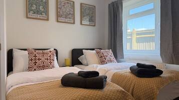 Desk, iron/ironing board, WiFi, bed sheets