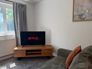 TV - Gatwick 2 Bed Flat Private Parking (Grasmere)