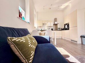 Living area - 'Windemere Terrace' Liverpool 2 Bed | WiFi/Parking - Pass the Keys (Liverpool)