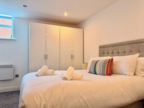 2 bedrooms, iron/ironing board, free WiFi, bed sheets - 'Windemere Terrace' Liverpool 2 Bed | WiFi/Parking - Pass the Keys (Liverpool)