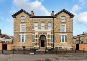 Exterior - 'Windemere Terrace' Liverpool 2 Bed | WiFi/Parking - Pass the Keys (Liverpool)