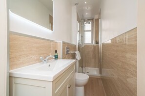 Shower, hair dryer, towels - Cosy 2 Bed in Central Edinburgh - Pass the Keys (Edinburgh)