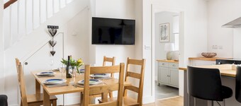 Stunning Cotswolds Dairy w/Lake & Wildlife Views - Pass the Keys