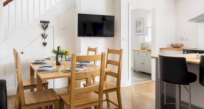 Stunning Cotswolds Dairy w/Lake & Wildlife Views - Pass the Keys