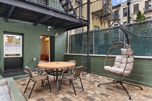 Outdoor dining - Only in Brooklyn | 2BR + Backyard • Full Kitchen (Brooklyn)