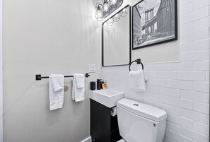 Bathroom - Explore Brooklyn Stay | 3 Bedrooms + Patio (Brooklyn)