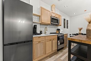Fridge, microwave, oven, stovetop - Manhattan Group Stay | 5BR Unique Era-Themed Home (New York)