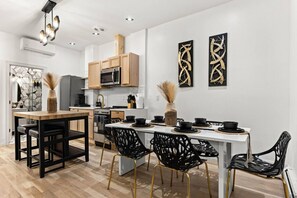 Dining - Manhattan Group Stay | 5BR Unique Era-Themed Home (New York)