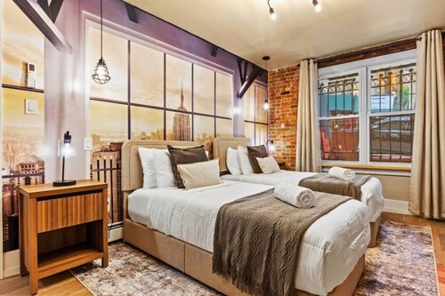 Manhattan Group Stay Private Yard + Theater Room