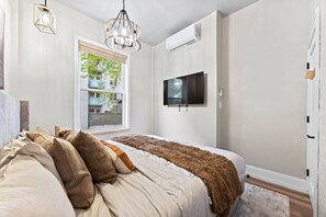 Schreibtisch, Bügeleisen/Bügelbrett, Reisekinderbett, WLAN