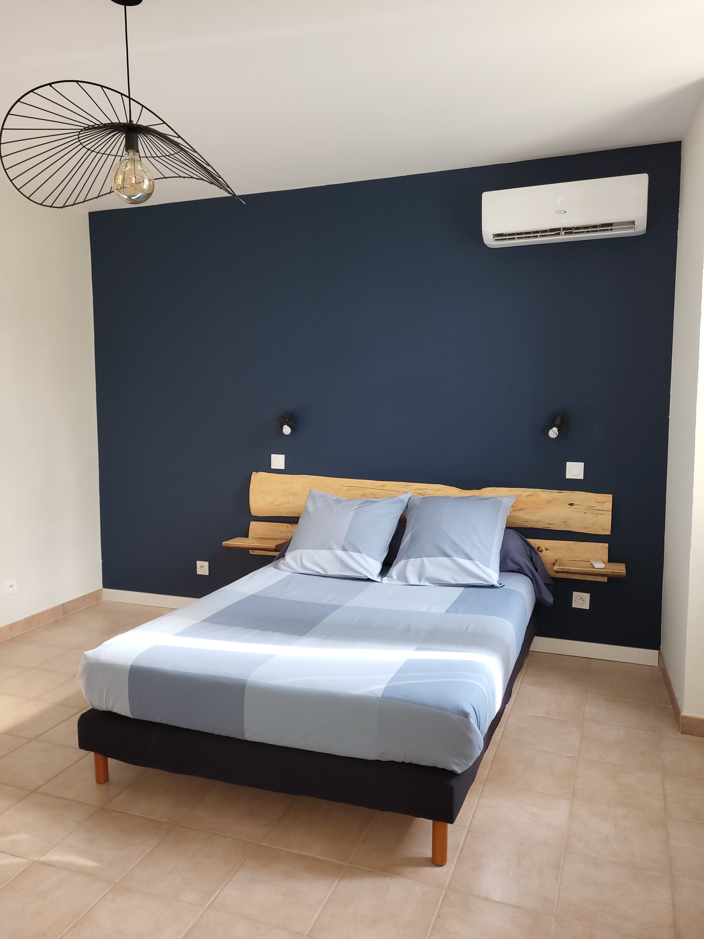 Een strijkplank/strijkijzer, gratis wifi, beddengoed