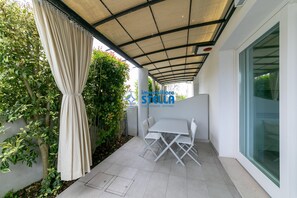 Outdoor dining - * Residence Ile da re 7 * [Swimming pool + park] (Jesolo)