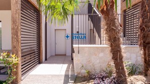 Un bâtiment moderne avec une façade en pierre, une porte en bois et une enseigne indiquant « Immobiliare Stella ».