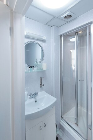 Dusche, Handtücher, Toilettenpapier