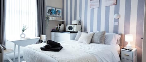 1 bedroom, bed sheets