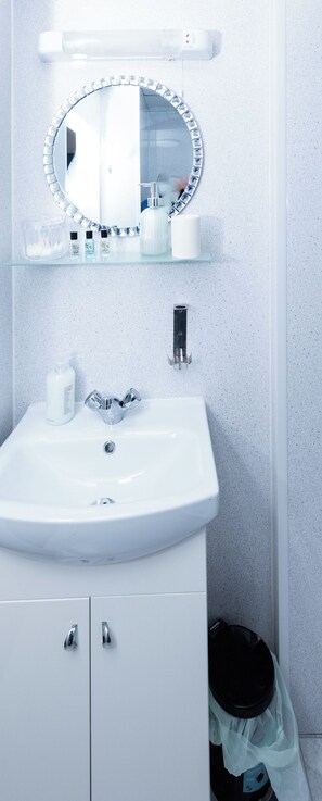 Dusche, Handtücher, Toilettenpapier