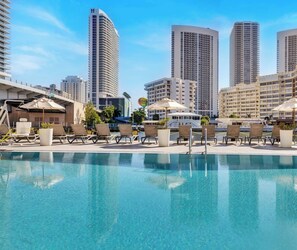 Pool - Intracoastal View Apt - Beach Shuttle & Full Kitchen (Hallandale Beach)
