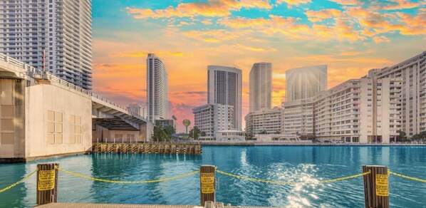 Pool - Elegant Studio, Bay View & Resort Pool (Hallandale Beach)
