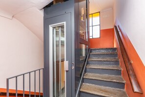 Eine Wendeltreppe mit einer Glastür, die zu einem Raum führt.