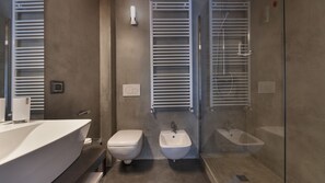 Regadera, tina de hidromasaje, secadora de cabello, bidet 