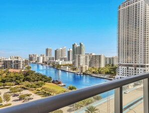 Property grounds - 1BR High-Floor, Intracoastal & Marina, Full Kitchen (Hallandale Beach)