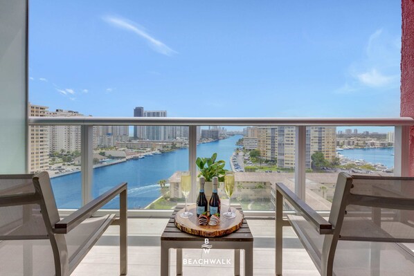 Property grounds - Beachwalk Studio | Sunset & Balcony (Hallandale Beach)