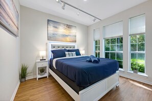 Desk, iron/ironing board, travel cot, free WiFi - Private 4 Acre Estate | Wedding & Event | Hot Tub (Mckinney)