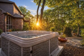Outdoor spa tub - Private 4 Acre Estate | Wedding & Event | Hot Tub (Mckinney)