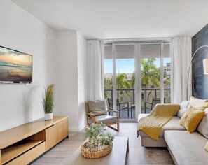 TV, offices - Spacious 1BR - Intracoastal View (Hallandale Beach)