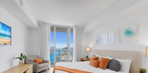 Tabla de planchar con plancha, cuna de viaje, wifi y ropa de cama 