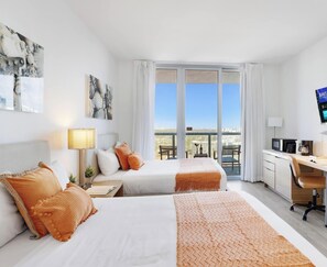 Desk, iron/ironing board, travel cot, WiFi - 30th Floor Studio w/ Balcony, Pool & Gym (Hallandale Beach)