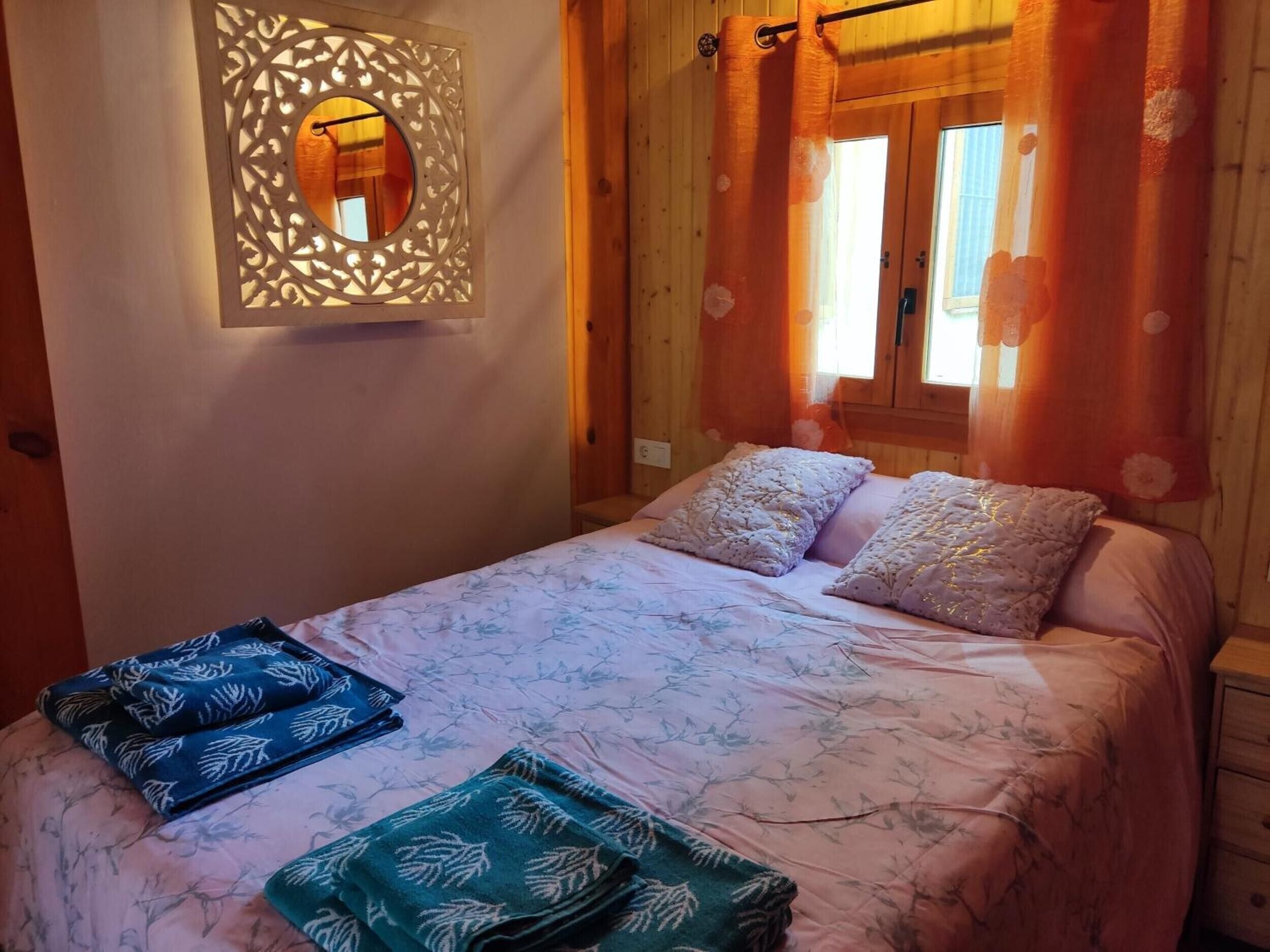Tabla de planchar con plancha, wifi, ropa de cama