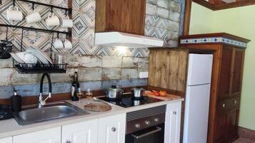Frigorífico, microondas, horno y placa de cocina