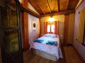 Tabla de planchar con plancha, wifi, ropa de cama