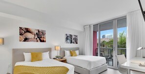 Desk, iron/ironing board, travel cot, WiFi - Pininfarina Studio | Intracoastal View (Hallandale Beach)
