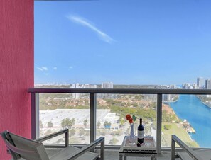 Property grounds - Upper-Floor Studio | Resort Pool & Beach (Hallandale Beach)