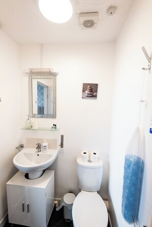 Shower, towels, toilet paper - Bayview Aparthotel by Guestz (Morecambe)