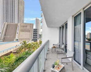 Property grounds - Modern 1BR in Hallandale | Resort Amenities (Hallandale Beach)