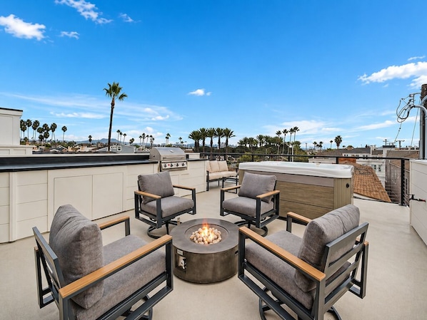 Outdoor spa tub - Luxe Steps to Sand • Hot Tub, BBQ, Rooftop Sunsets (Newport Beach)