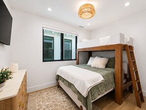 Room - Luxe Steps to Sand • Hot Tub, BBQ, Rooftop Sunsets (Newport Beach)