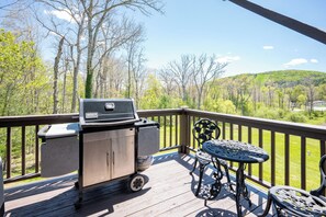Outdoor dining - New! Cozy Duplex Home w/ Hot Tub (McHenry)